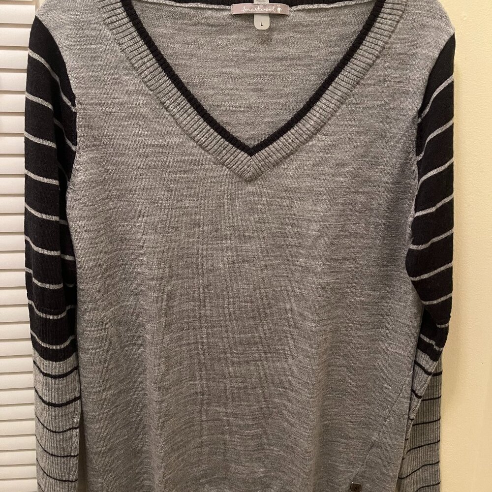 Smartwool Sweater Women's 100% Merino Wool Knit V-Neck Gray Stripe Sleeves